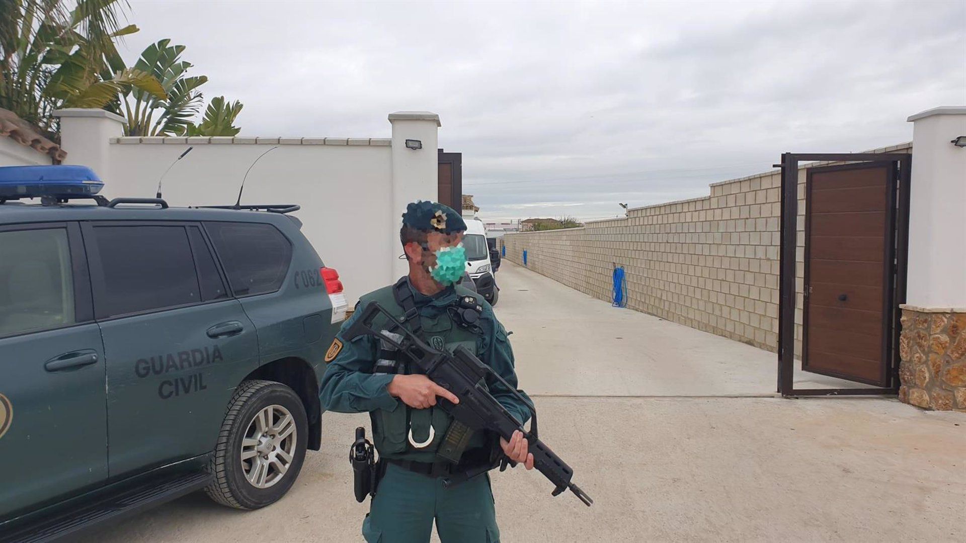 Un agente de la Guardia Civil en la operación contra el hachís en Sanlúcar. Autor: Europa Press