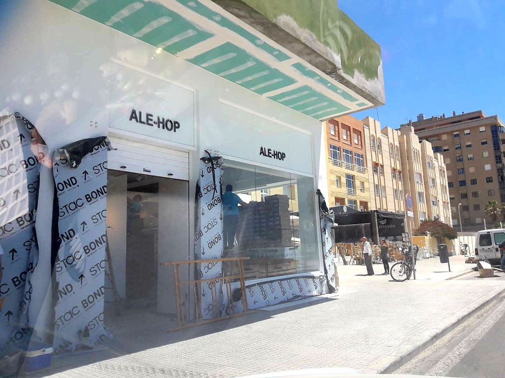 Fachada de la tienda ALE-HOP en el Paseo Marítimo de Cádiz. FOTO: LA AZOTEA DE CÁDIZ. 