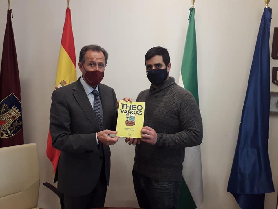 El alcalde de Chiclana recibe el libro de Theo Vargas de la mano del hijo del periodista, Carlos.