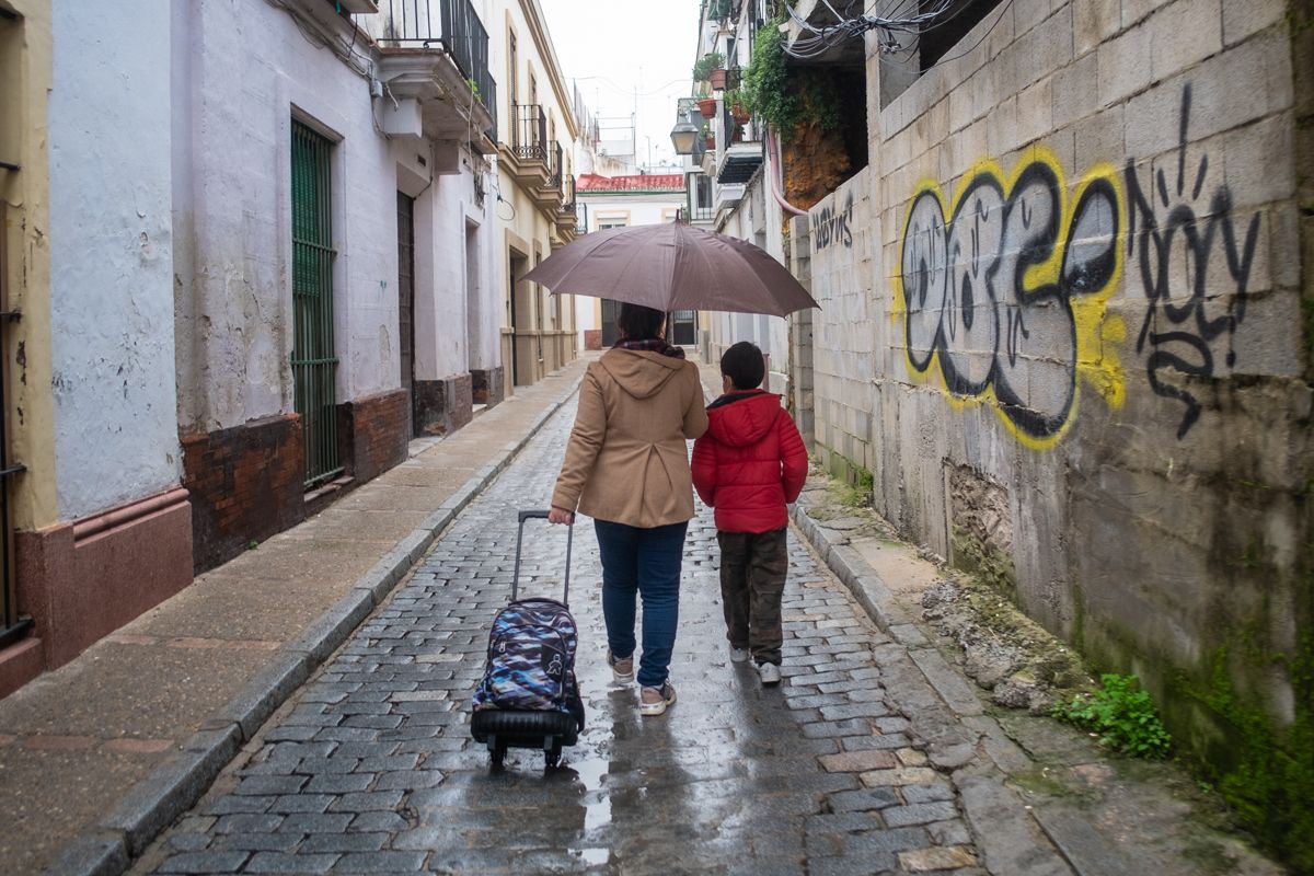 Lourdes y su hijo, de diez años y con un 33% de grado de discapacidad, pasean por la calle Morenos, donde residían.