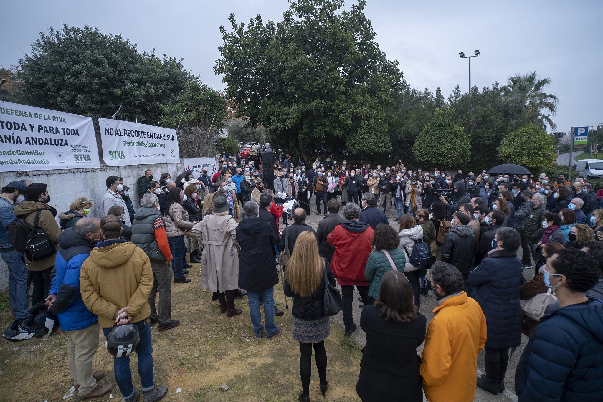 Un momento de la concentración a las puertas de Canal Sur, en San Juan de Aznalfarache hace unos meses. 