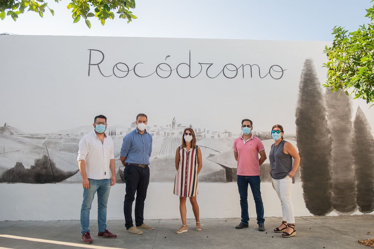 El alcalde de Trebujena, Jorge Rodríguez, y miembros del gobierno local, en un colegio de la localidad.