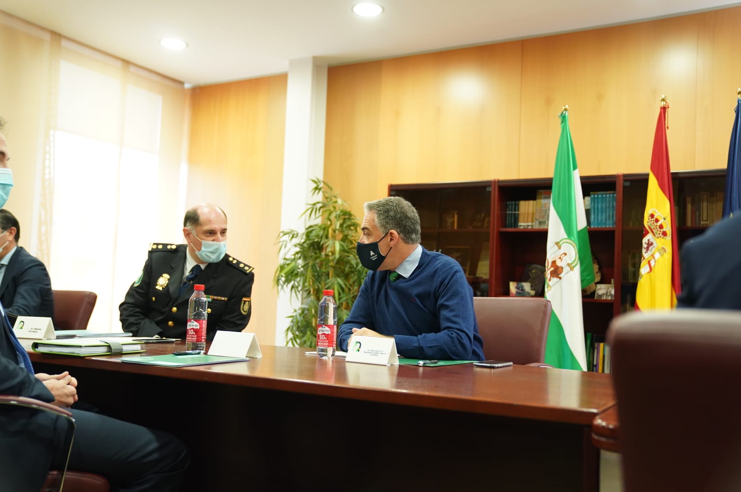 El portavoz andaluz, Elías Bendodo, en una reunión con Policía sobre la vacuna. 
