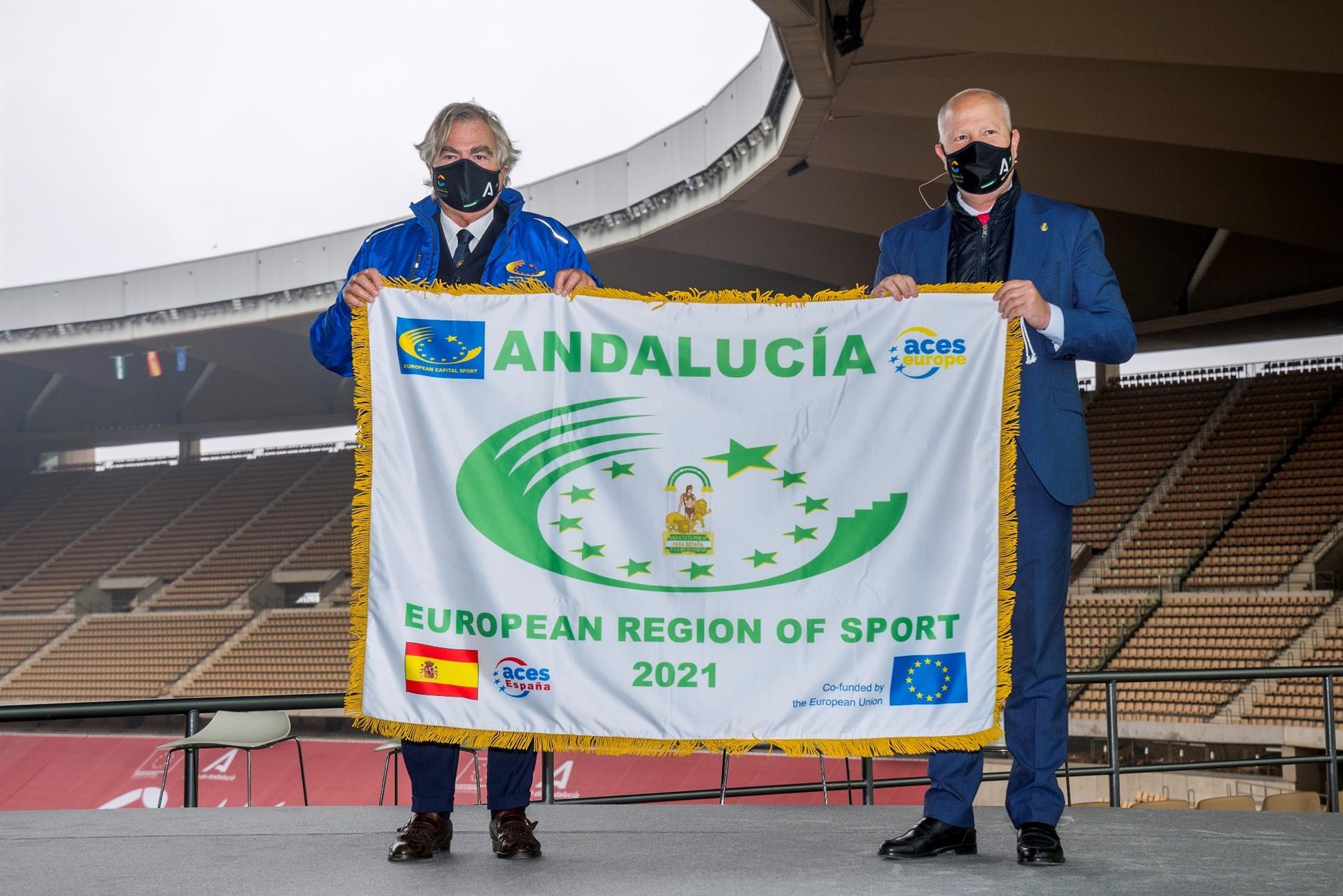 Momento de la entrega a Andalucía del distintivo que otorga Europa. FOTO: Junta