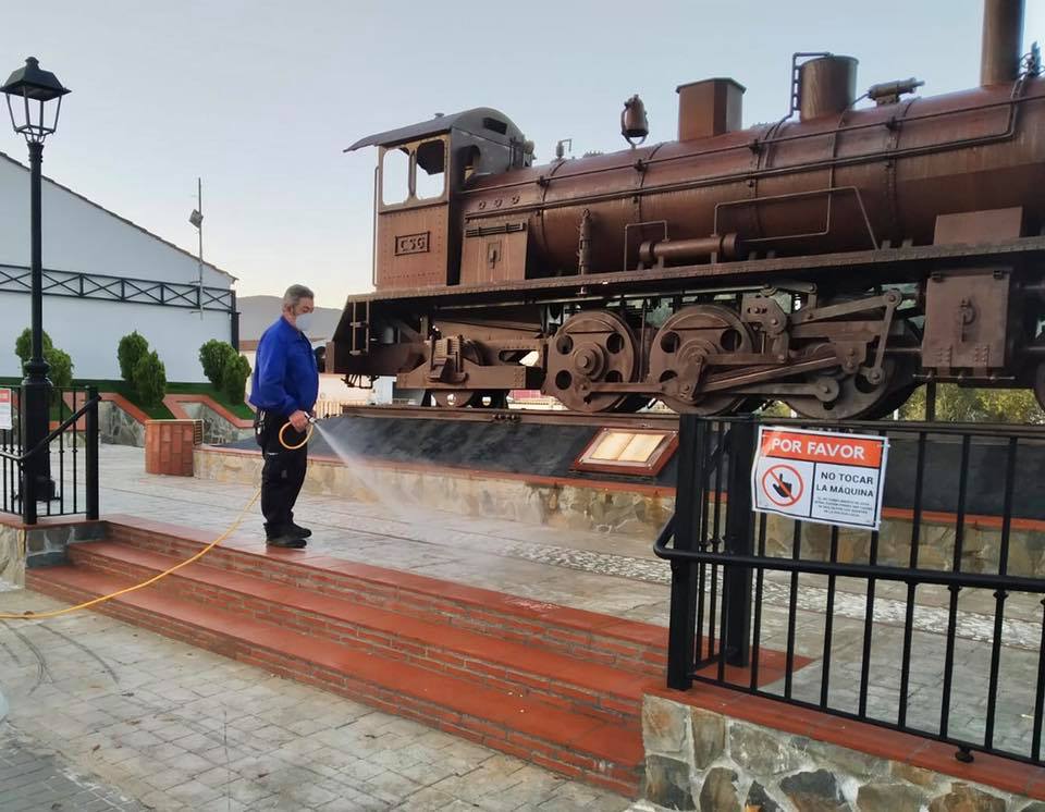 Limpieza y desinfección en las calles de Jabugo, en una imagen reciente. Autor: Ayto. Jabugo