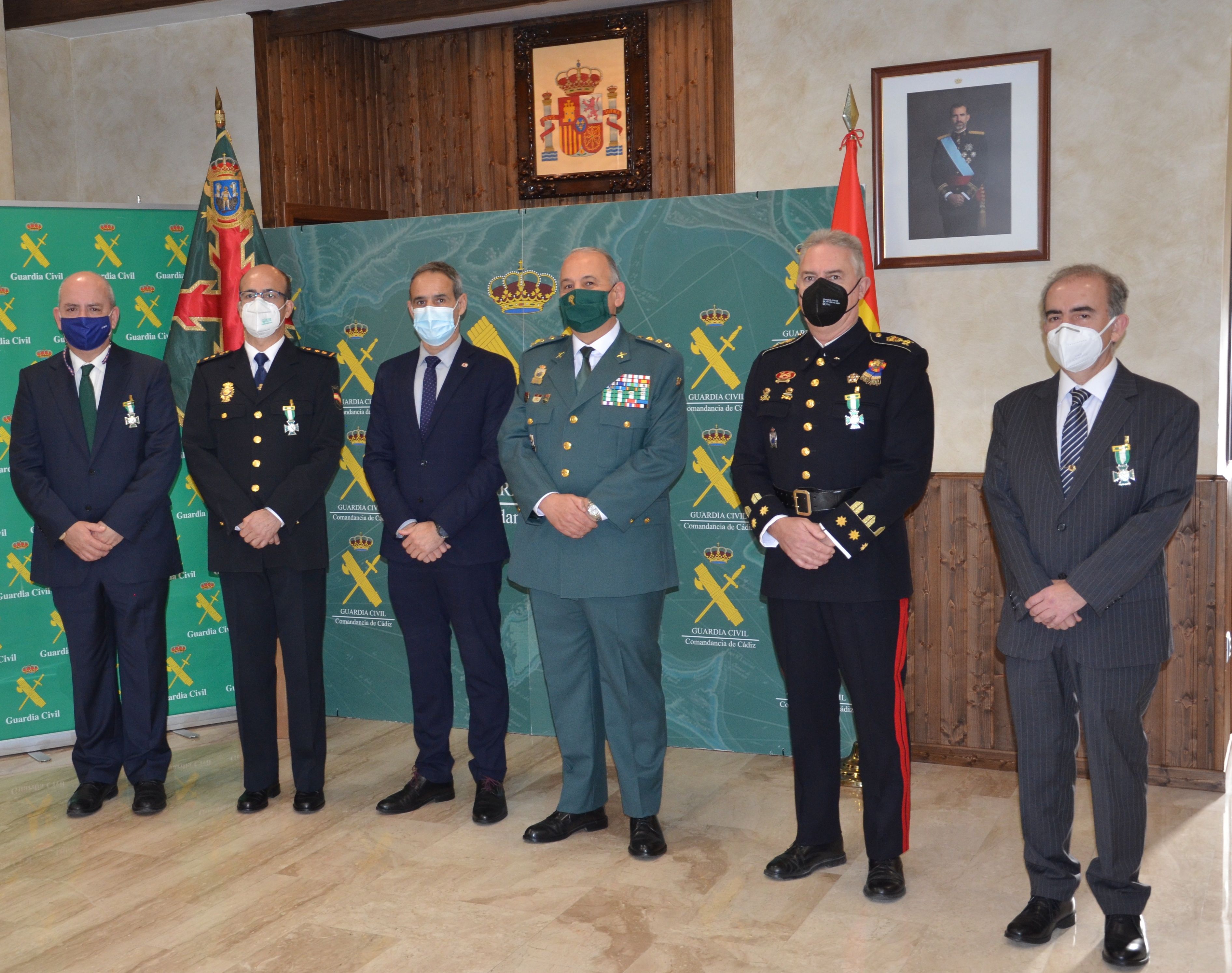 Los condecorados por la Guardia Civil de Cádiz.