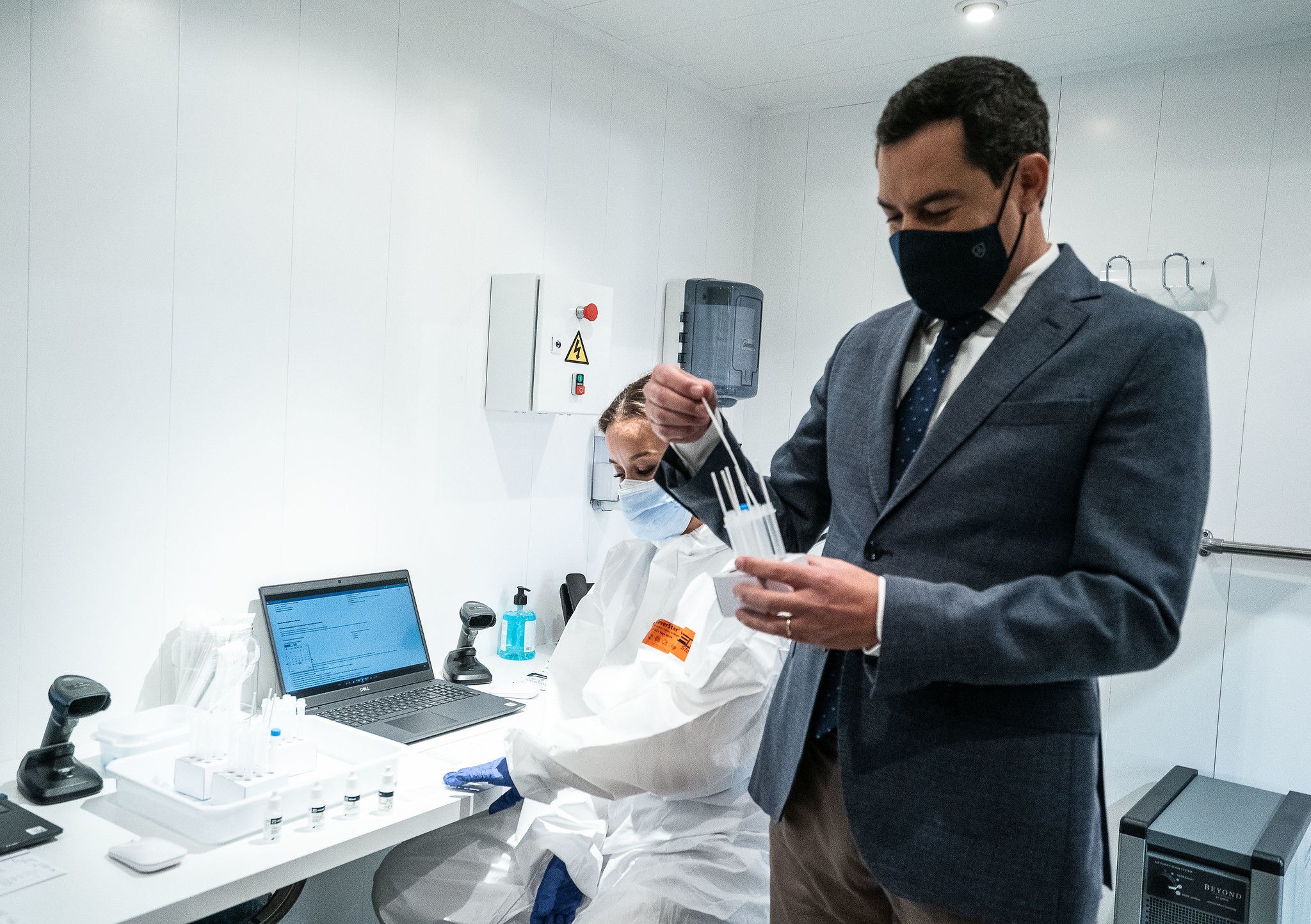 Moreno Bonilla, presidente andaluz, en un laboratorio de pruebas de covid. FOTO: Junta