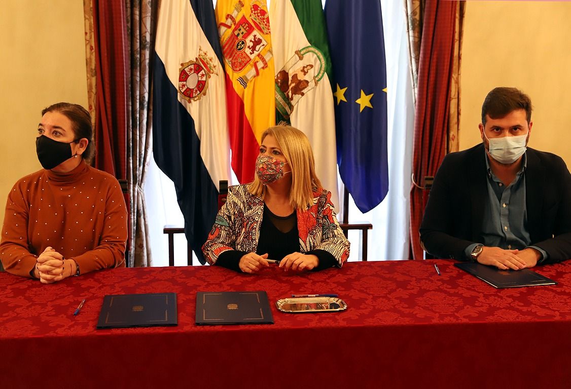 Benavente, Sánchez y Sosa, esta tarde tras la firma del acuerdo de colaboración.