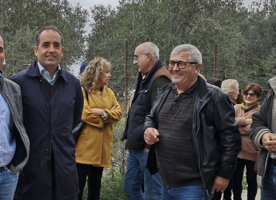 Saldaña y Barriga, en el centro de la imagen, captada en una visita a la pedanía en enero de este año. Autor: PP Jerez Saldaña y Barriga, en el centro de la imagen, captada en una visita a la pedanía en enero de este año. Autor: PP Jerez