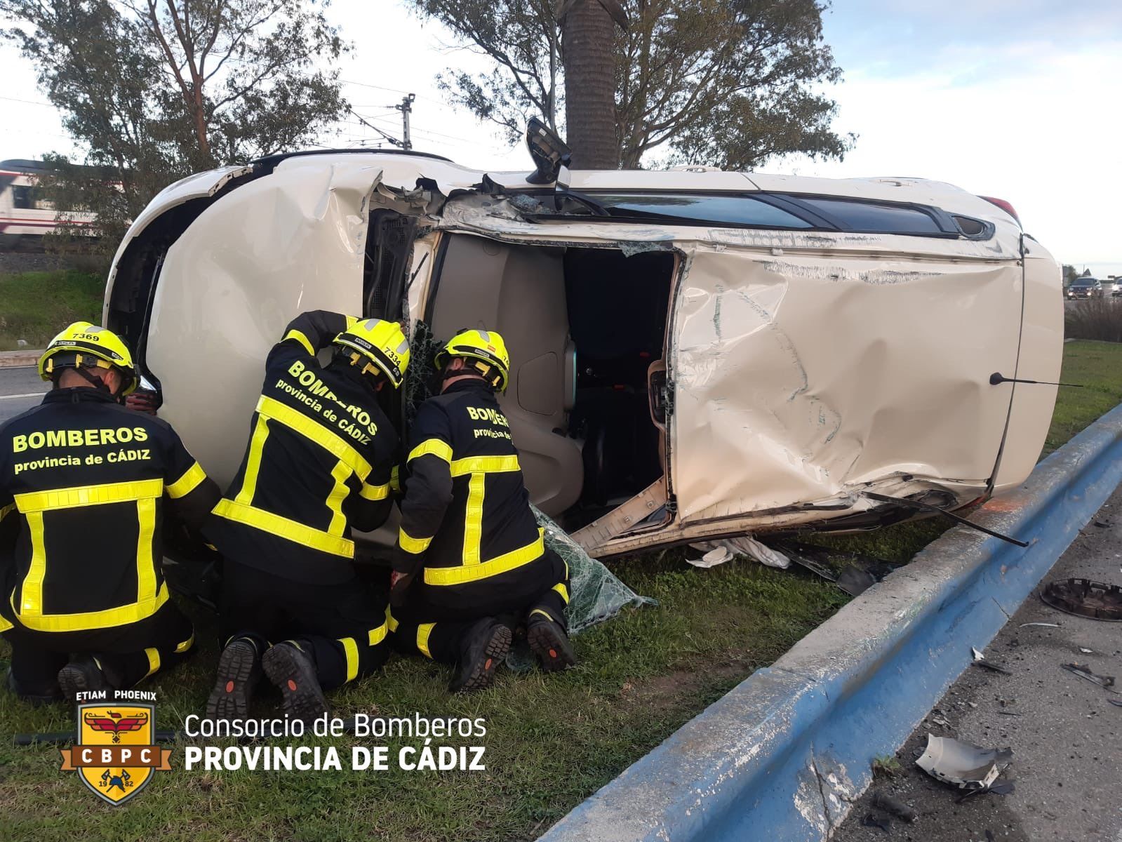 Bomberos tratan de estabilizar el vehículo después del siniestro en la carretera de Valdelagrana.