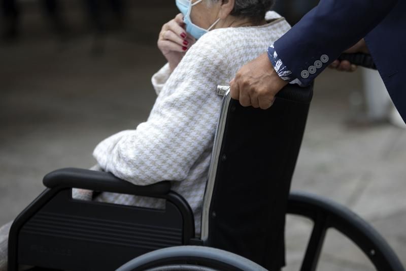 Una persona mayor en silla de ruedas, en una imagen de la Xunta de Galicia.