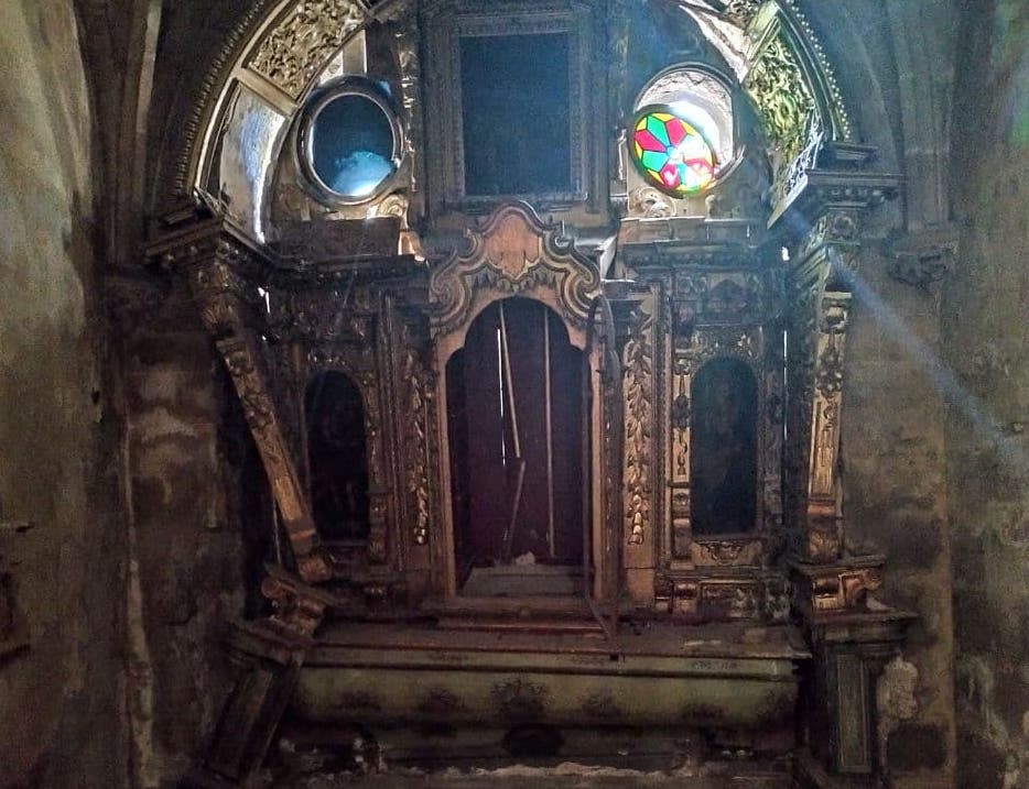 Aspecto del deplorable estado que presenta el retablo de una de las capillas de San Marcos.