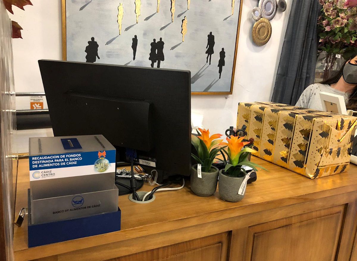 Huchas solidarias en las tiendas del CCA de Cádiz. Huchas solidarias en las tiendas del CCA de Cádiz.