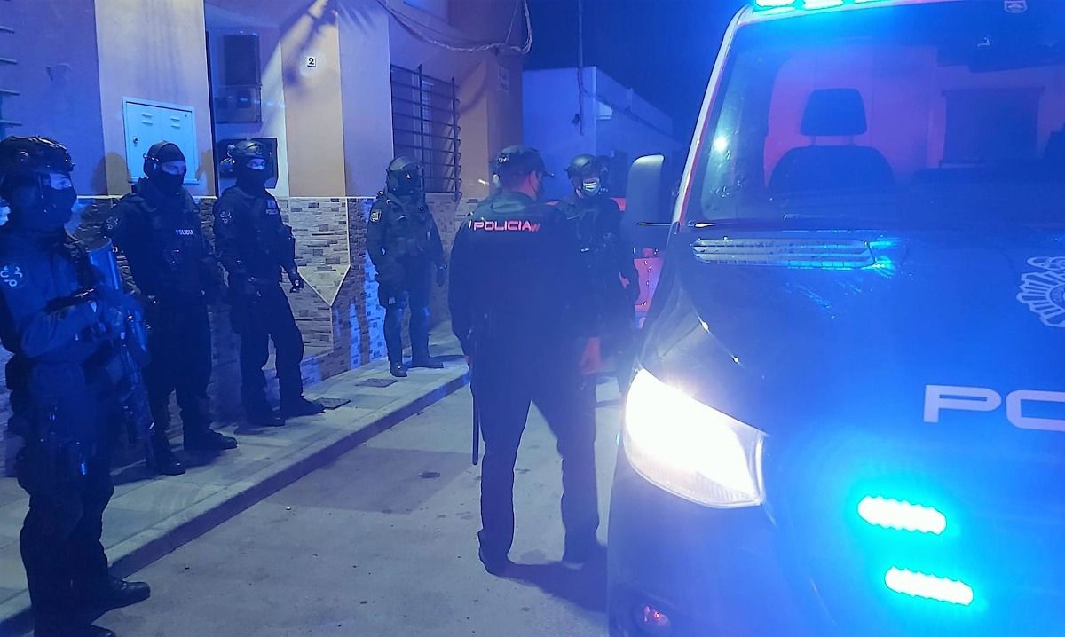 Agentes de la Policía Nacional desarticulan en el Campo de Gibraltar a una banda de narcos que atropellaron a un inspector de policía en un alijo de hachís.