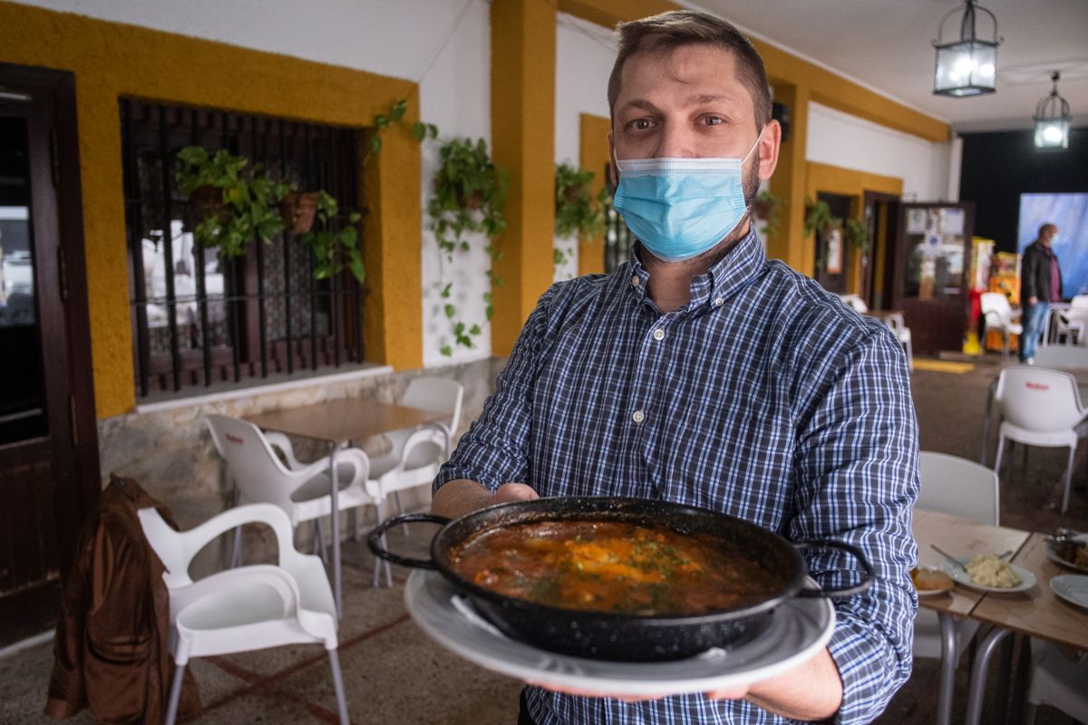 Antonio Pizarro, con su gallo a la marinera en la terraza de su venta.