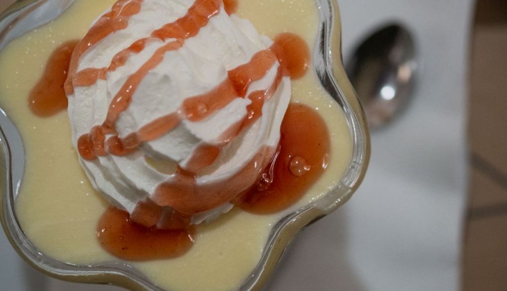 La tarta de queso, servida en copa alta y muy abundante, y que viene como una de las opciones del menú. FOTO: MANU GARCÍA
