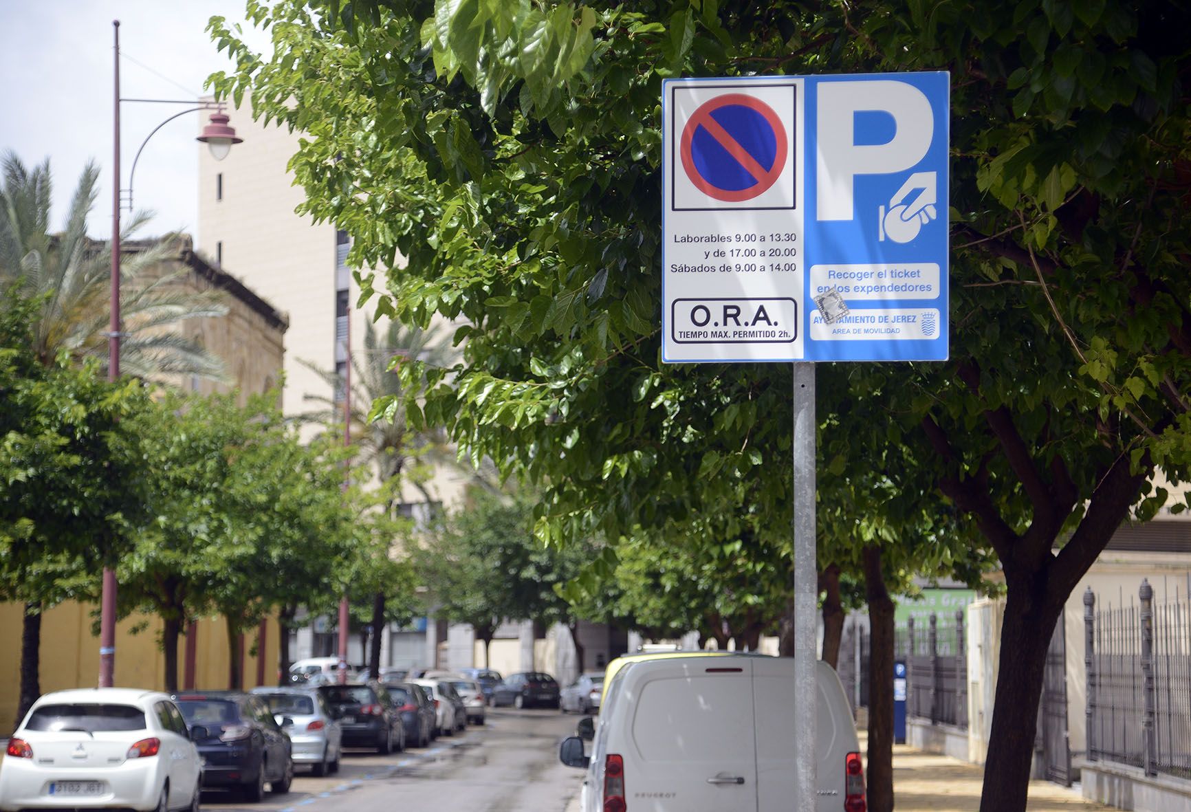 Señal en Jerez de zona de aparcamientos regulada, conocida como la ORA.