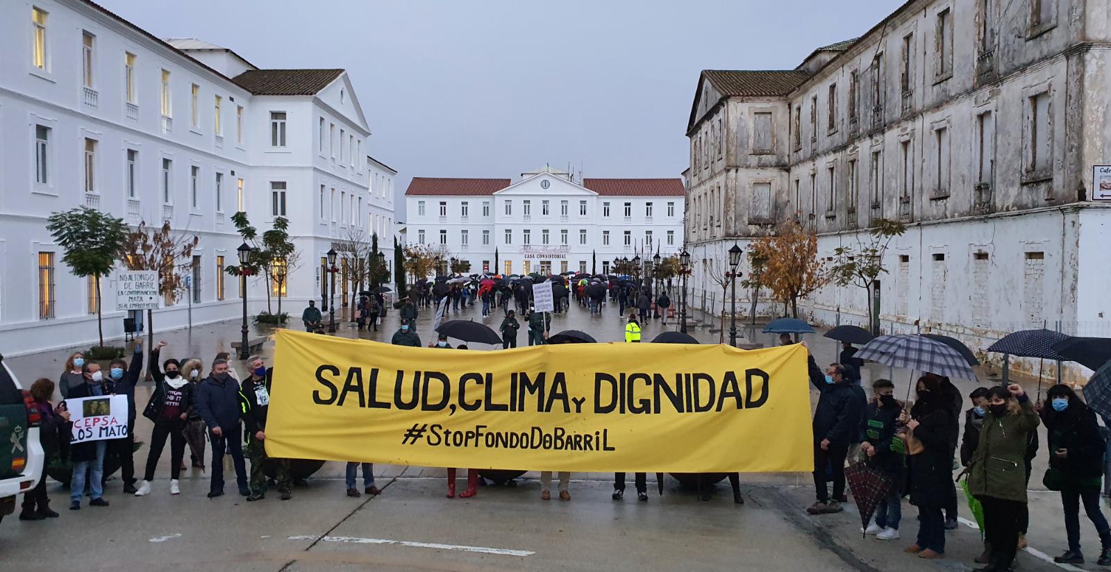 Manifestantes contra el Fondo de Barril de Cepsa en San Roque.   JOSÉ LUIS TIRADO