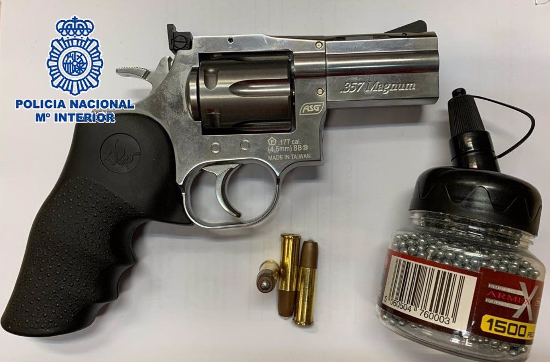 Material incautado a la banda que obligaba a prostituirse a mujeres en Marbella.