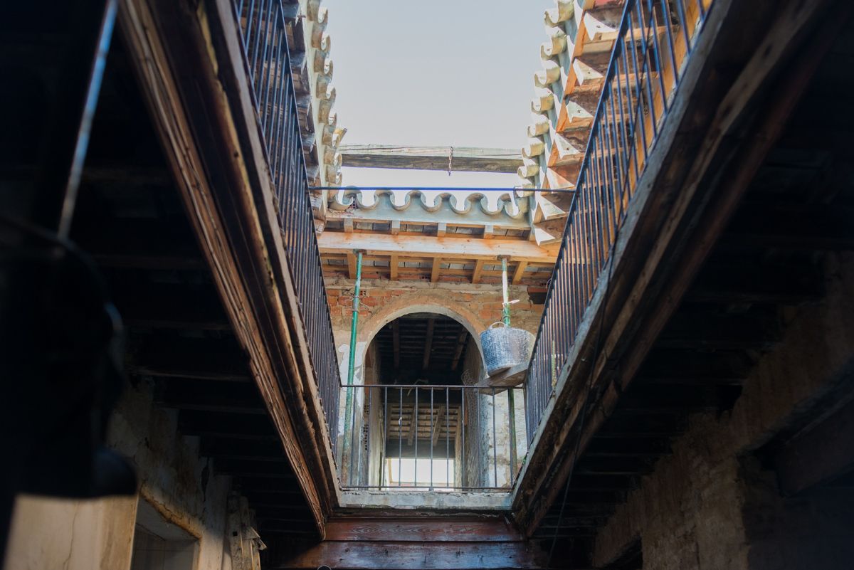Una Corrala en San Miguel, en Jerez, que sigue a la espera de que la Junta desbloquee sus ayudas a la rehabilitación. FOTO: MANU GARCÍA