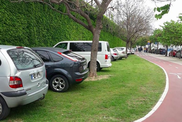 Coches aparcados en jardines próximos al González Hontoria, durante la pasada Feria del Caballo.