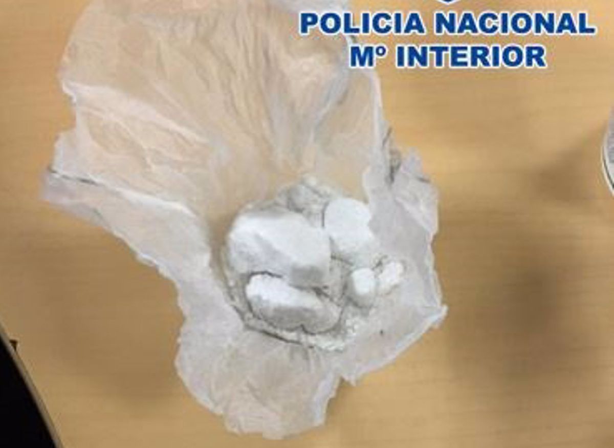 Trafica con coca y hachís en su piso de Málaga en presencia de sus tres hijas pequeñas