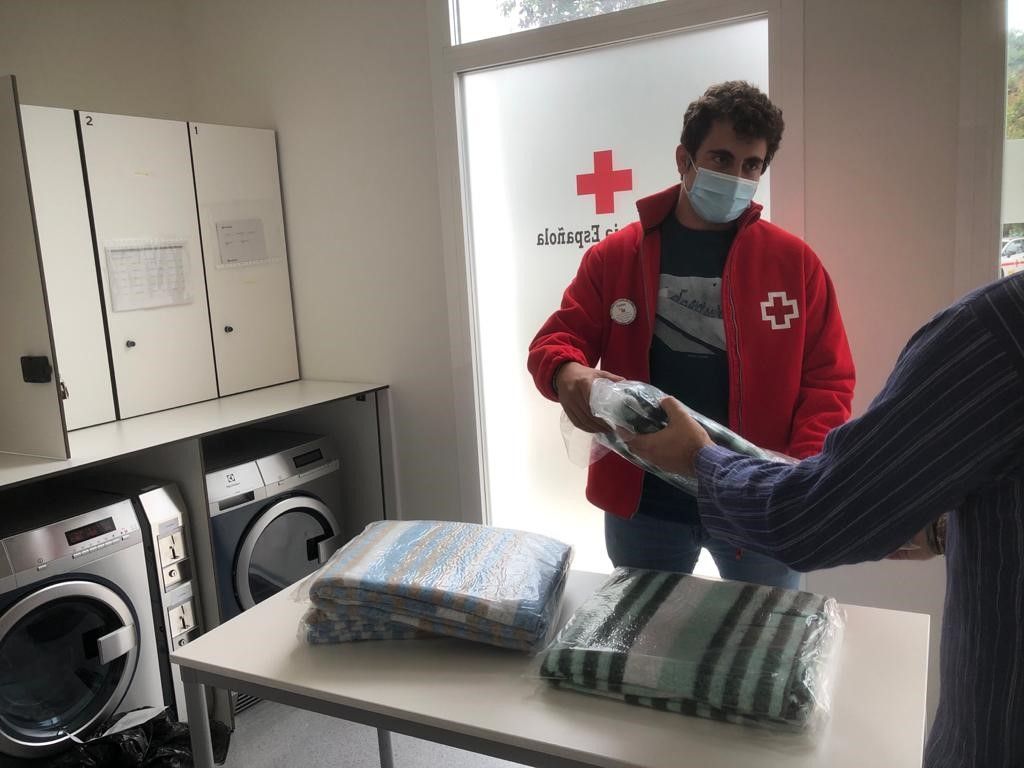 Personal de Cruz Roja, con las mantas que se entregan a personas sin hogar.