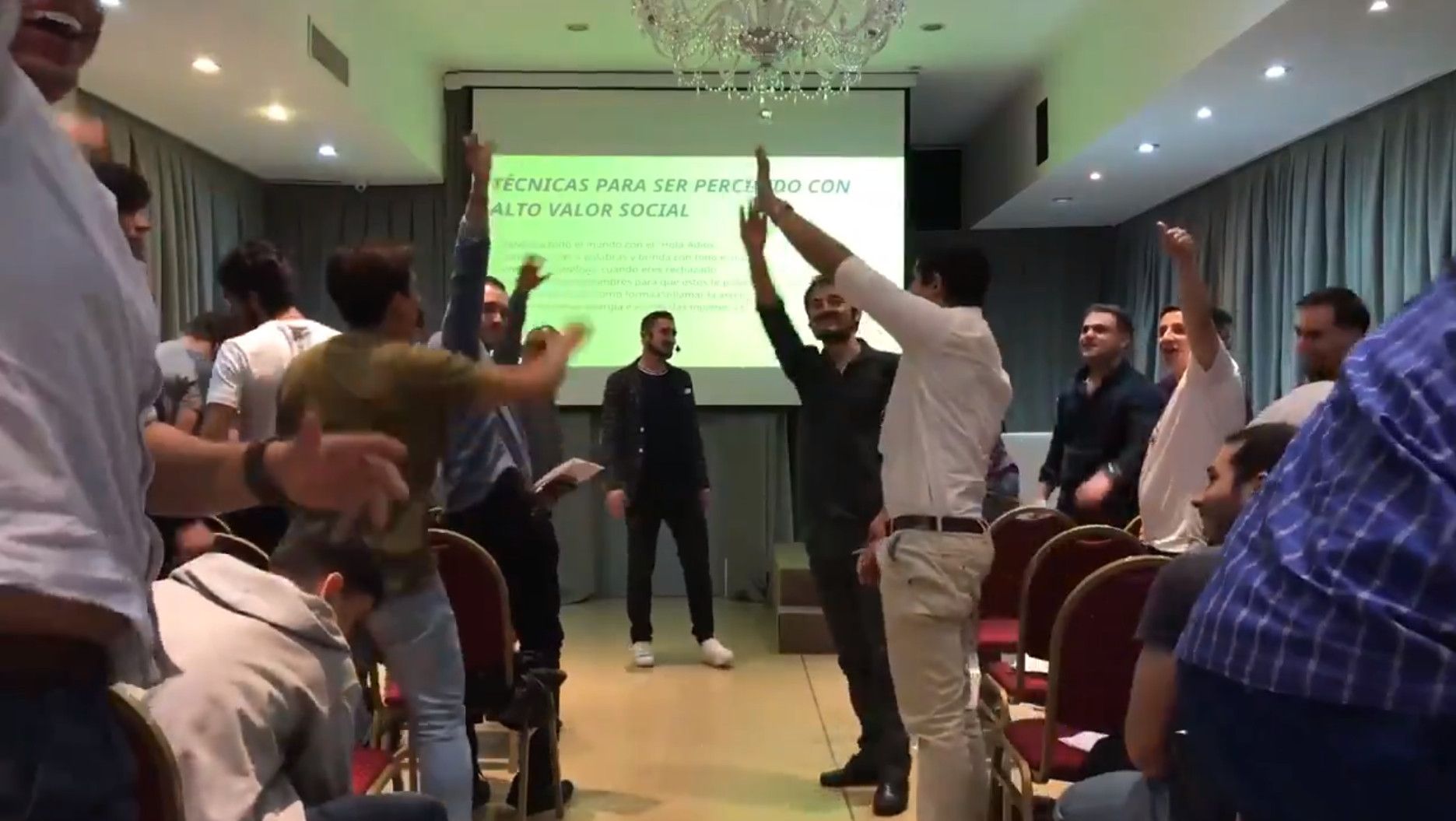 Un momento del 'curso' para ligar.