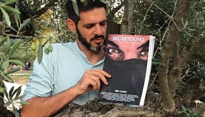 Tono posa con la revista de secretOlivo. FOTO: KALEI TUPUNA.