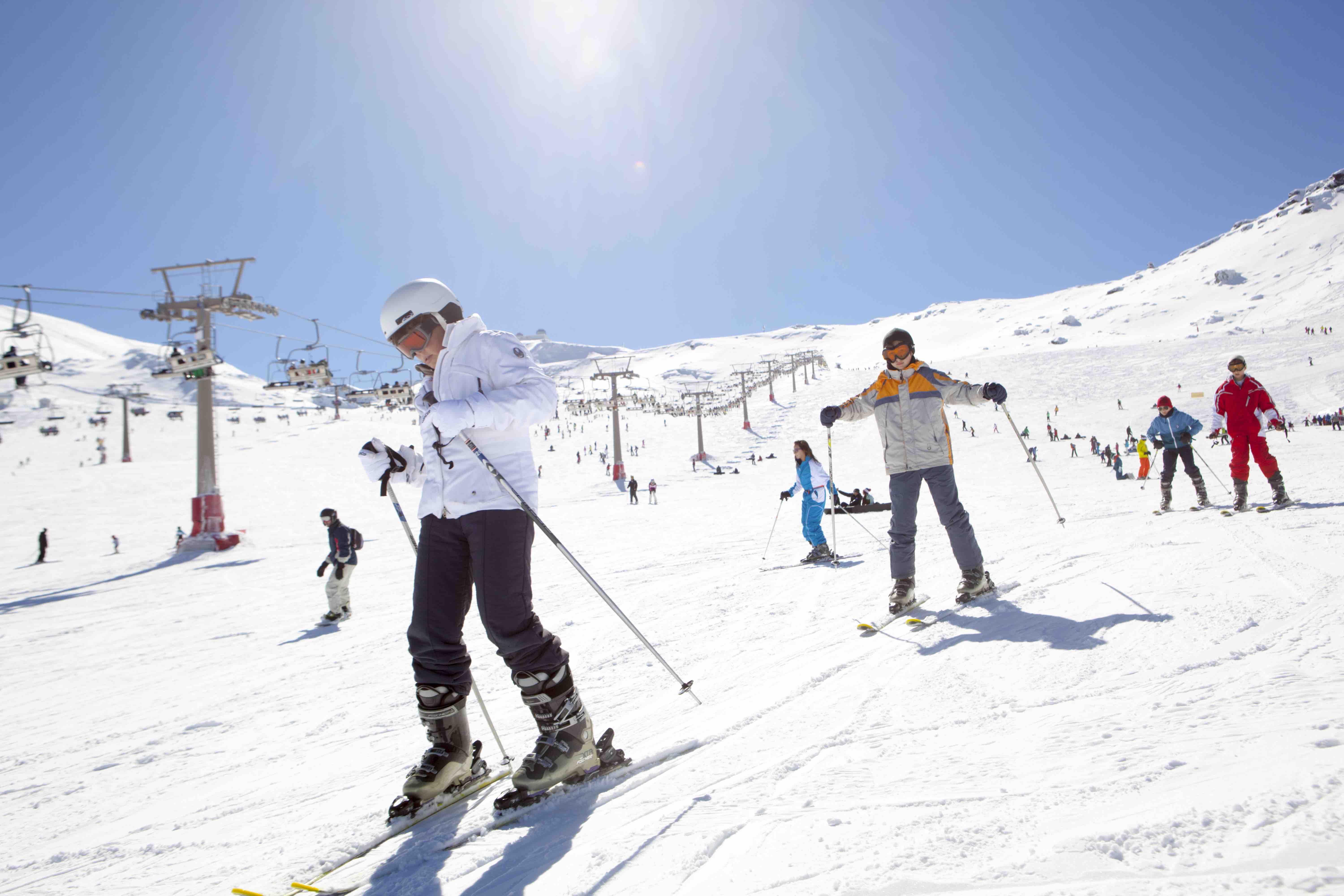 Esquiadores en la nieve, en la estación de esquí de Sierra Nevada, en una imagen de Turismo Andaluz.