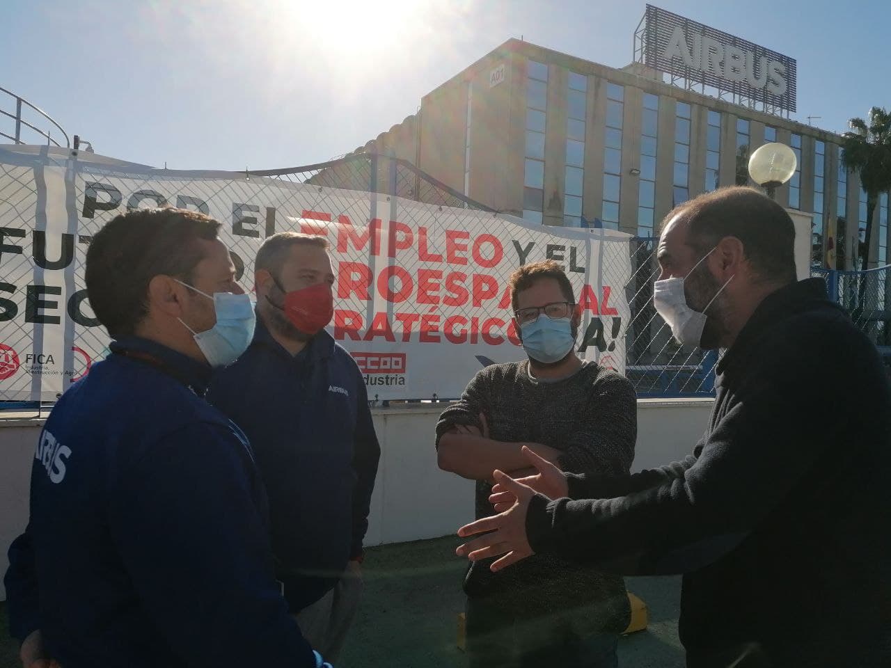 El diputado provincial de Adelante Cádiz, Antonio Romero, con el parlamentario andaluz, José Ignacio García, en la planta de Airbus Puerto Real.