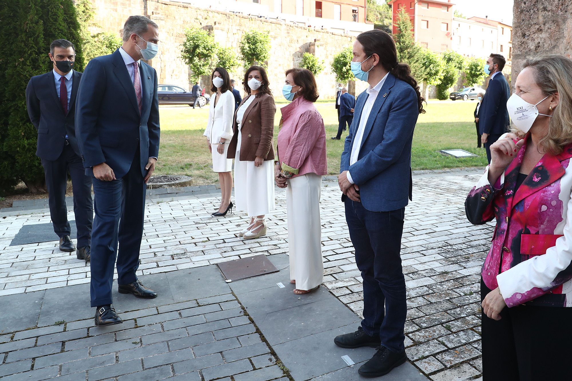 Miembros del Gobierno, entre ellos el vicepresidente Pablo Iglesias, saludando al rey Felipe VI en un acto reciente.