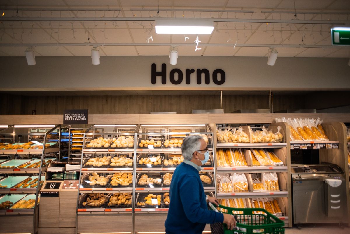 7 cosas que debes saber sobre las nuevas medidas en Andalucía que entran en vigor este 29 de abril. En la imagen, movimiento comercial en un supermercado en Jerez, en una imagen reciente.