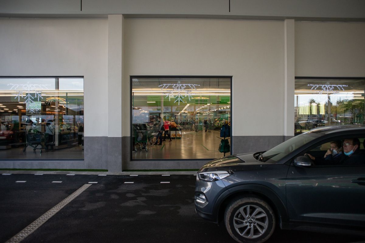 Movimiento comercial en un supermercado en Jerez, en una imagen reciente. 