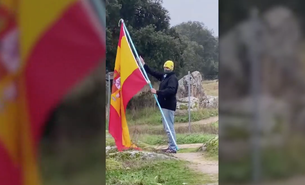 Una de las personas que se concentra frente a la casa de Irene Montero y Pablo Iglesias.