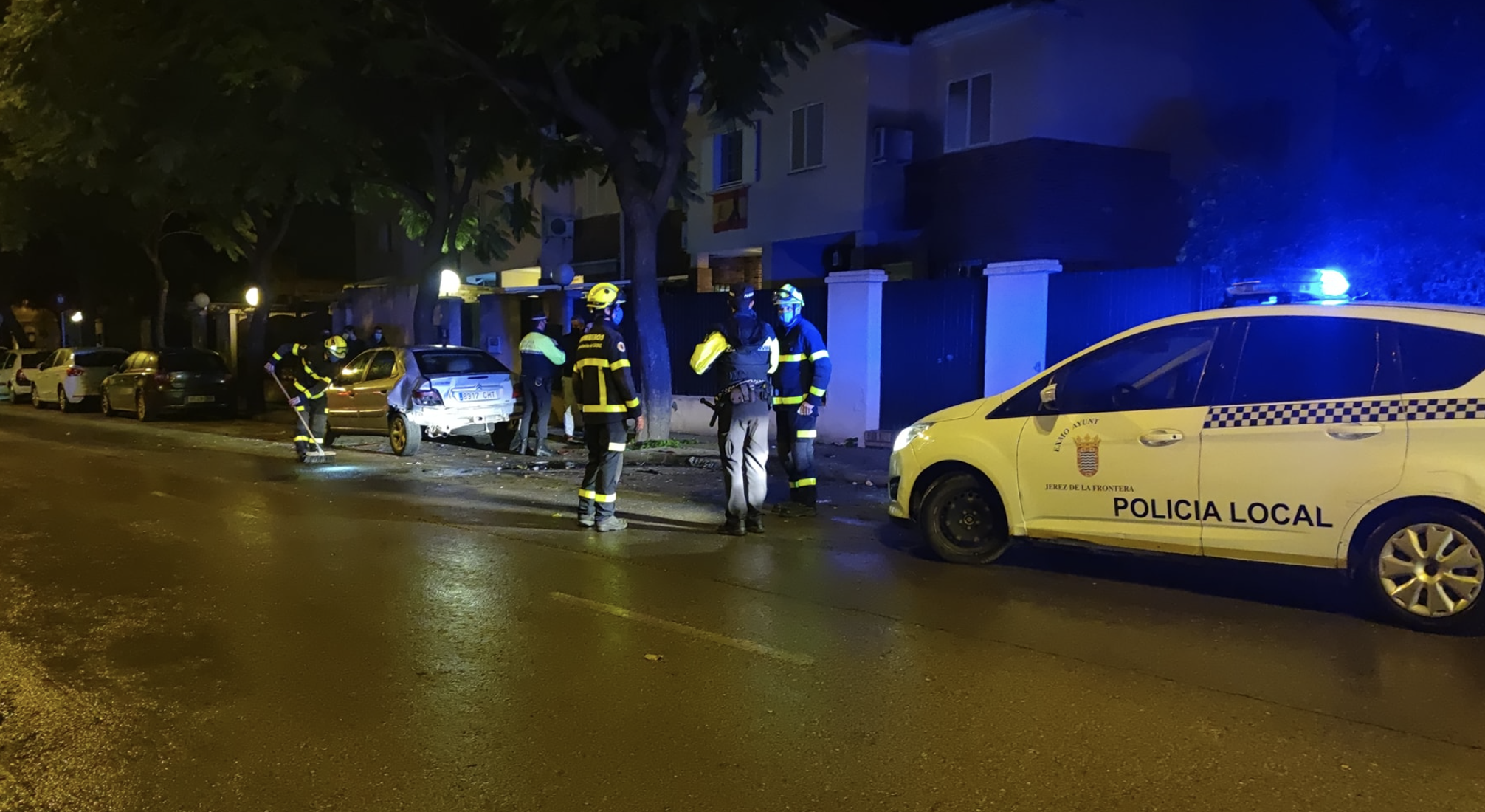 Colisión múltiple en la avenida Chema Rodríguez, en el entorno de Chapín, en la noche de este sábado. 