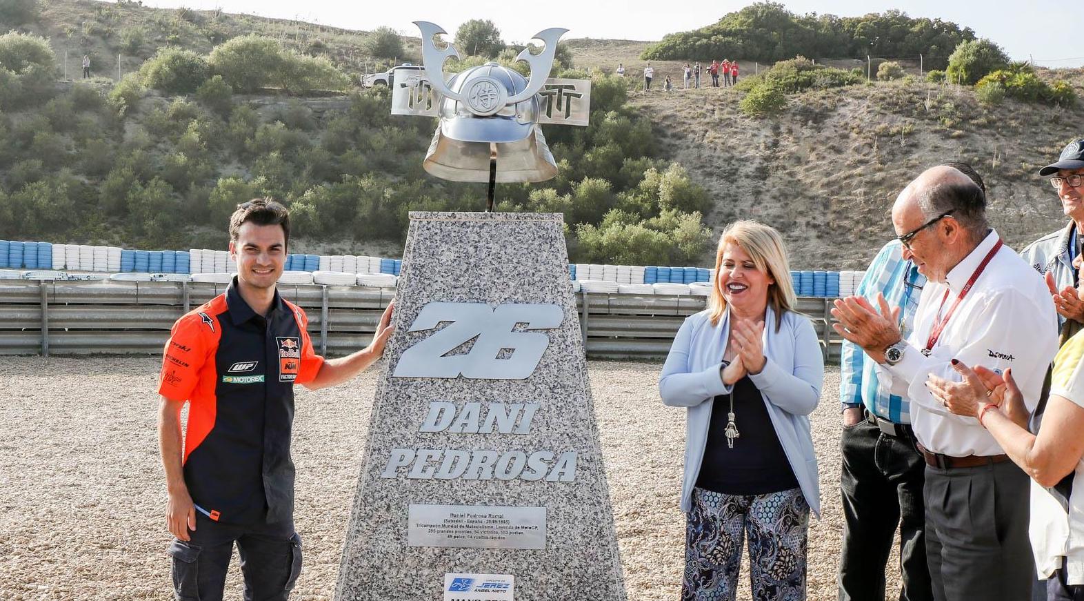 La alcaldesa Mamen Sánchez, junto a Carmelo Ezpeleta, CEO de Dorna, durante la inauguración de la curva de Dani Pedrosa en el Circuito de Jerez, hace unos años.