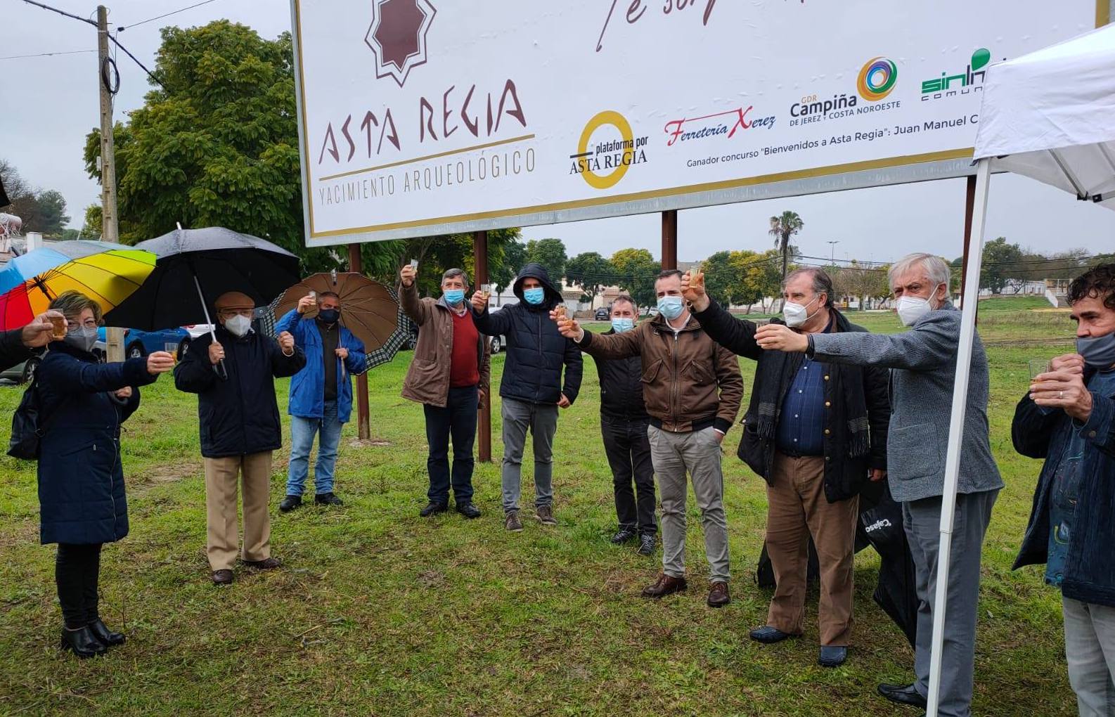 Un momento de la inauguración del cartel, en las inmediaciones de Asta Regia.