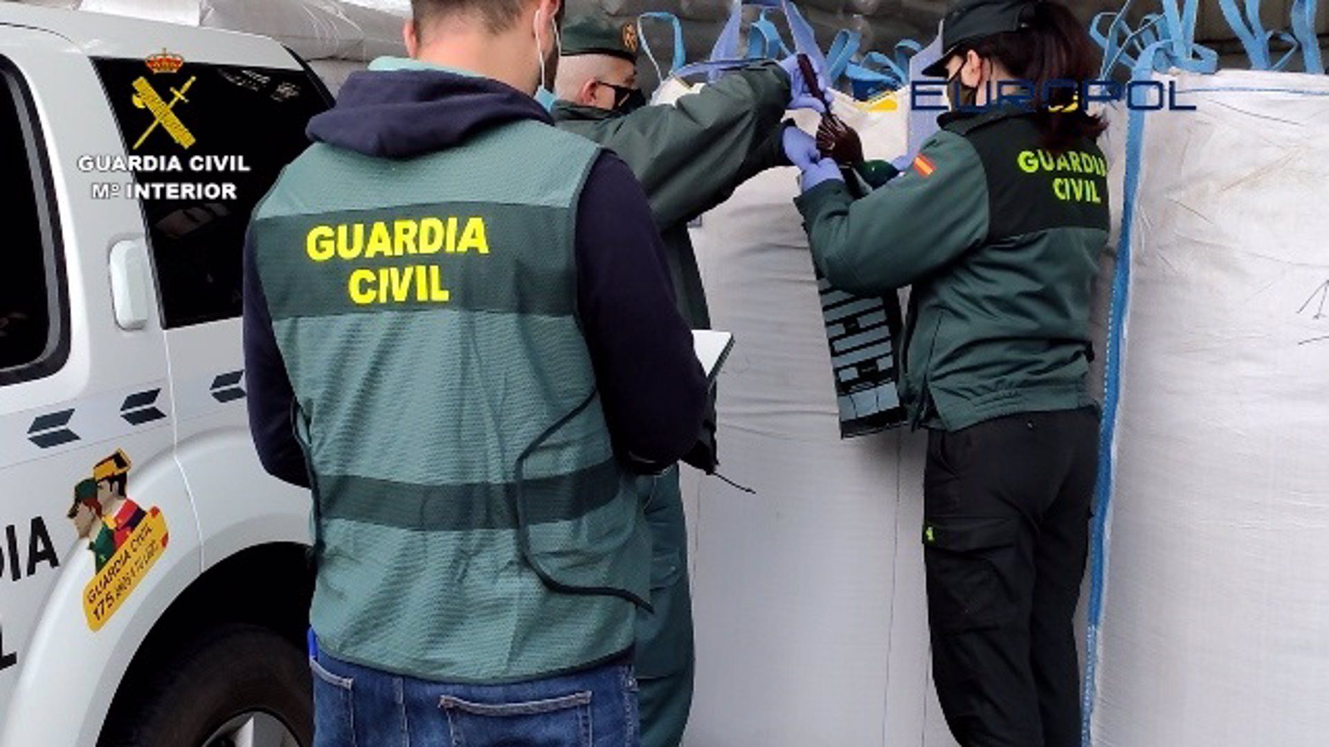 La Guardia Civil, con los pistachos incautados, supuestamente ecológicos.