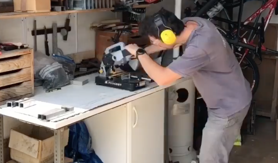 El ingeniero Cristian González Iriarte, en su taller.