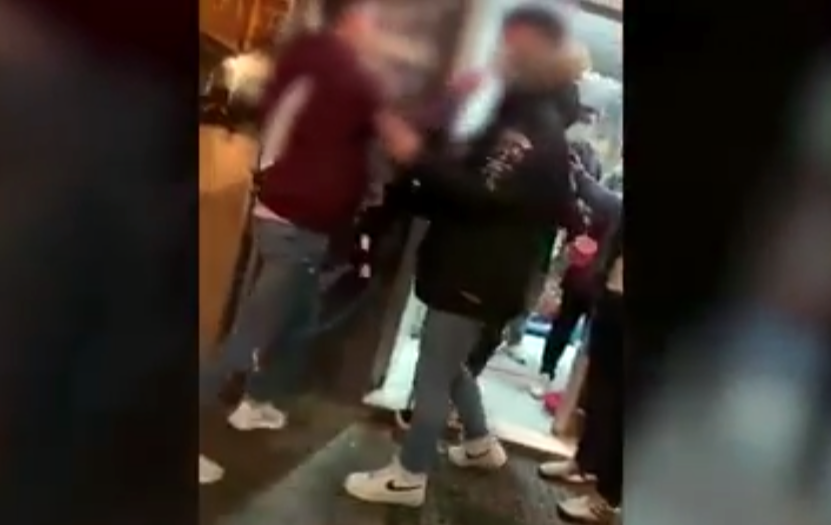 Un fragmento del vídeo en el que se ve a un joven romper un escaparate tras negarse a ponerse mascarilla. Un fragmento del vídeo en el que se ve a un joven romper un escaparate tras negarse a ponerse mascarilla.