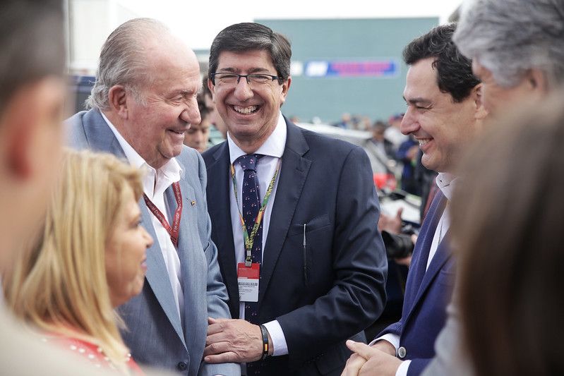El rey emérito, junto a Juan Manuel Moreno, Juan Marín y Mamen Sánchez, en su visita al Circuito de Jerez en 2019.