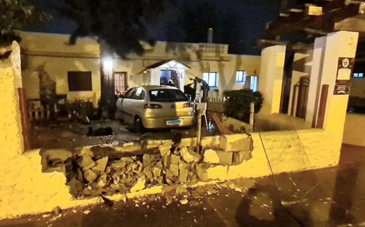 Destrozos en la terraza de la pizzería.