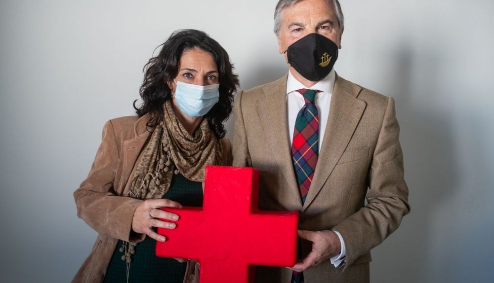 Rodríguez, con Laura Hernández, responsable técnico de Cruz Roja en Jerez. FOTO: MANU GARCÍA