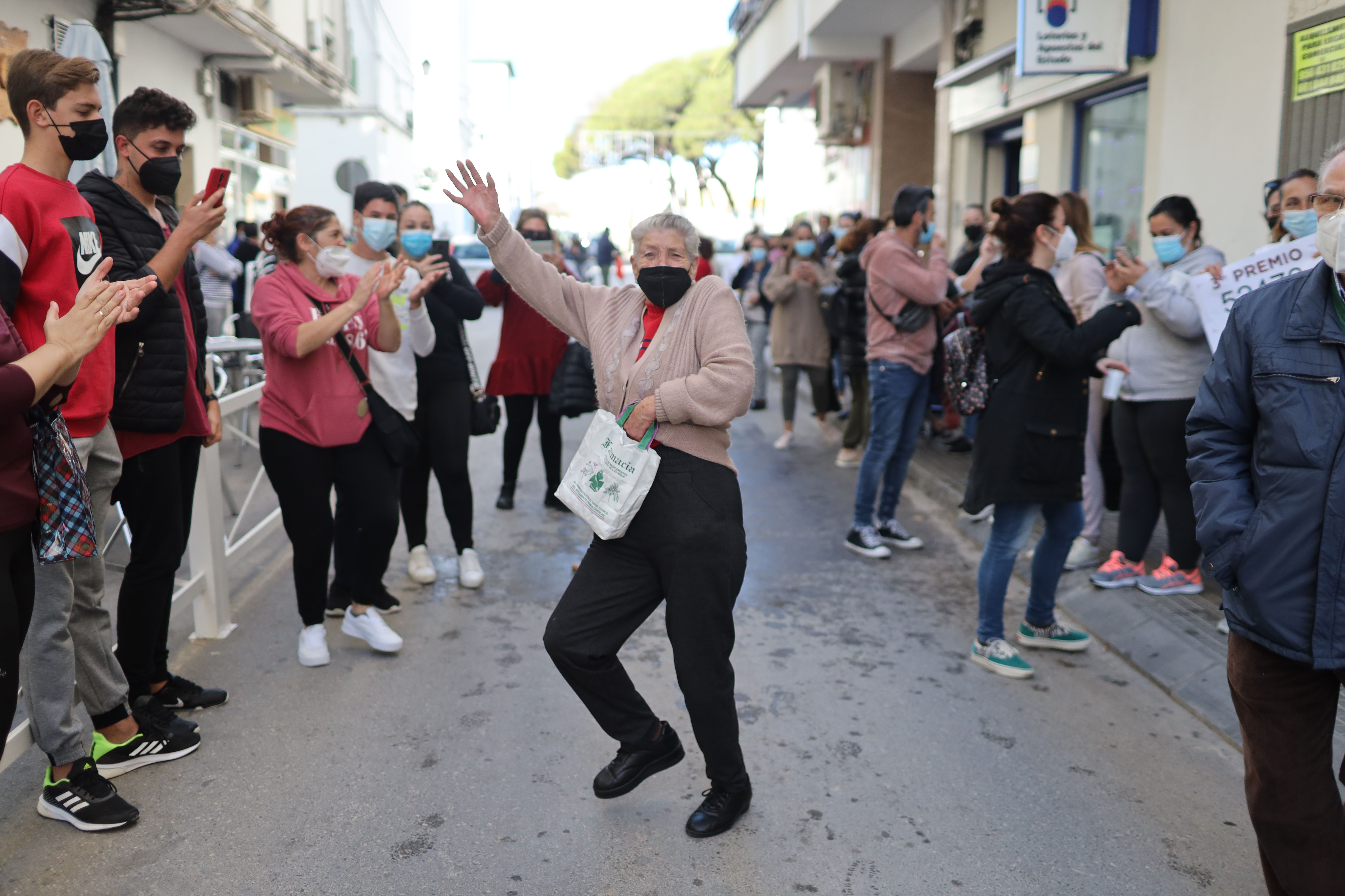 Una vecina de Barbate se arranca con una 'pataíta' para celebrar el tercer premio de la Lotería de Navidad.