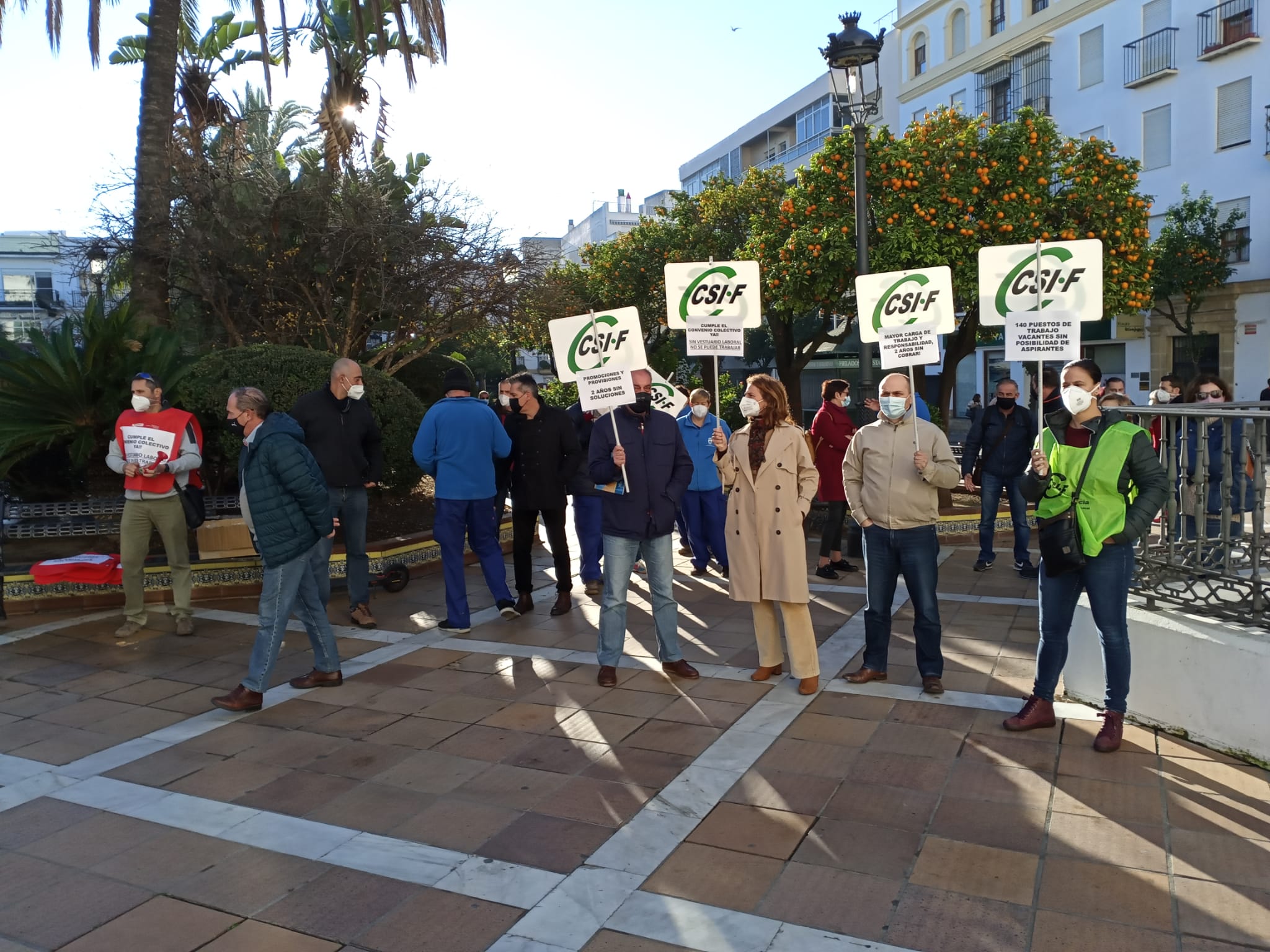 Un momento de la protesta frente al Ayuntamiento de El Puerto. FOTO: CSIF