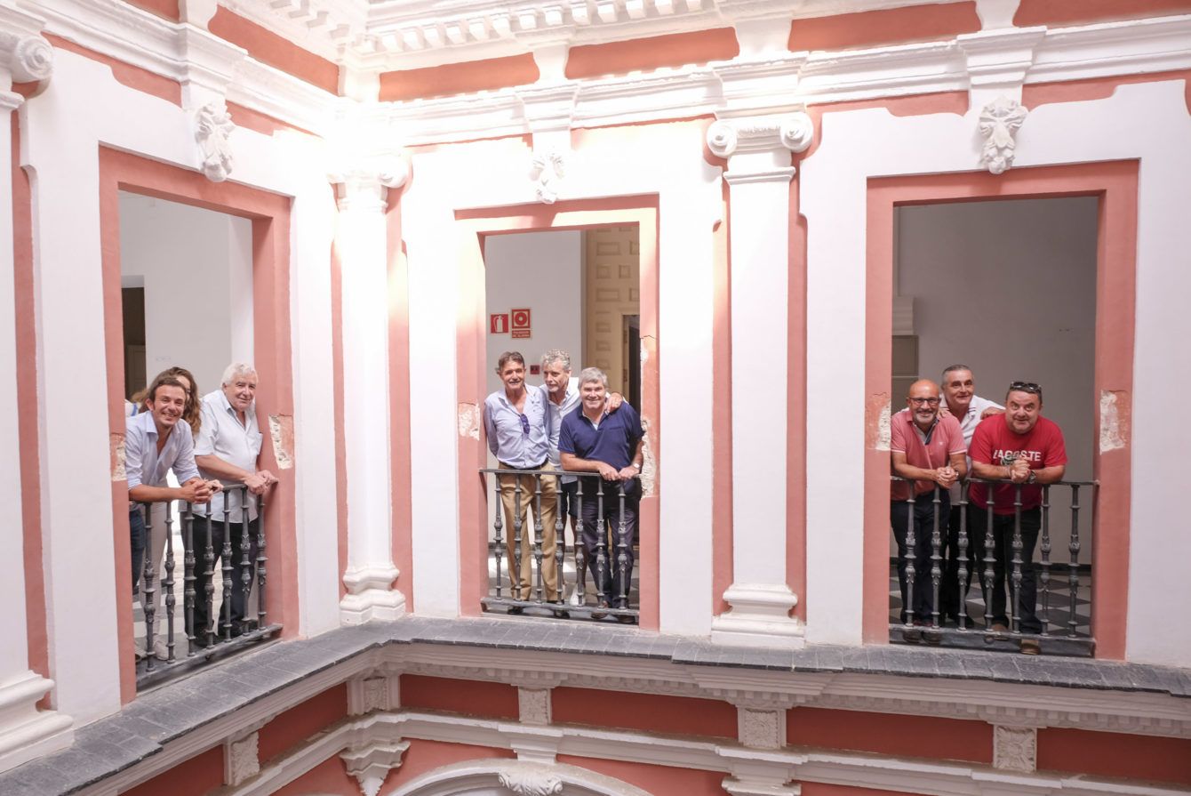 El alcalde y varios representantes de entidades carnavalescas en una visita al Palacio de Recaño, donde se emplazará el Museo. 
