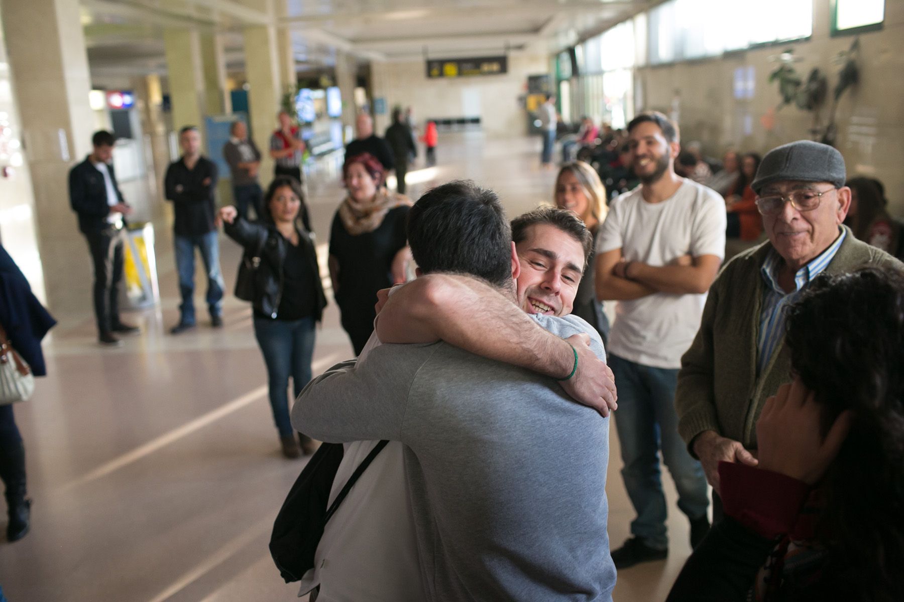 Andalucía permite desde hoy entrar y salir de la comunidad para reagrupamientos familiares por Navidad. En la imagen de archivo, reencuentros familiares en el Aeropuerto de Jerez. Autor: Juan Carlos Toro