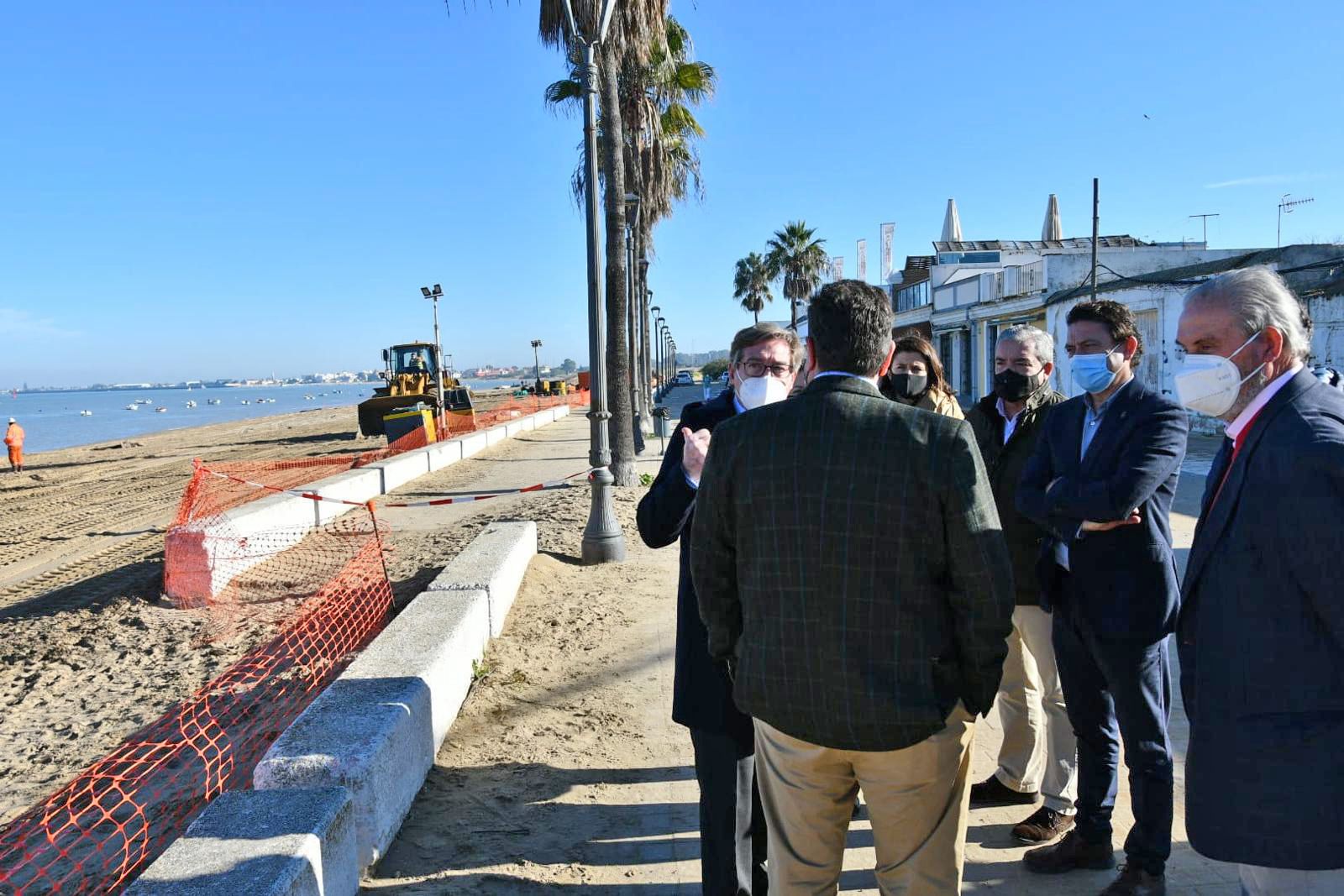 Un momento de la visita a la regeneración de la playa Bajo de Guía.