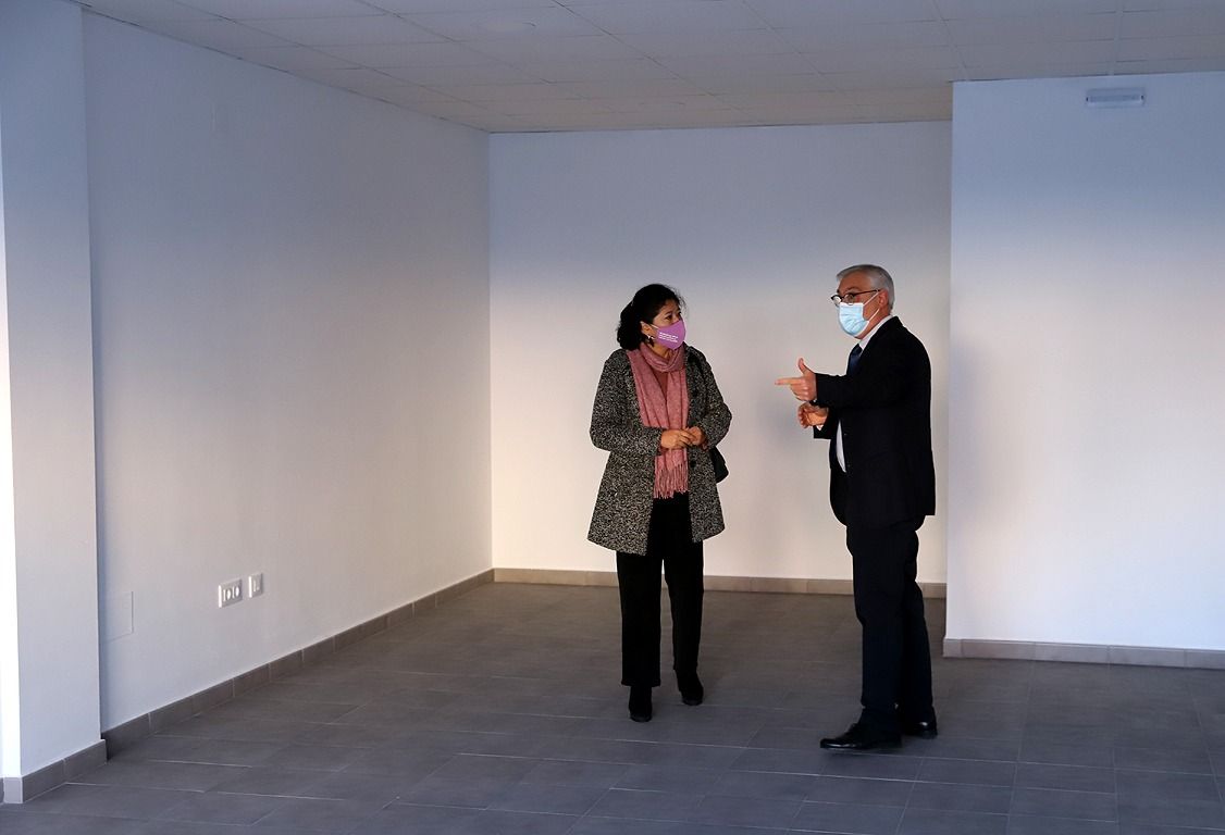 Los delegados Ana Hérica Ramos y Juan Antonio Cabello, en los locales para emprendedores de Emuvijesa.